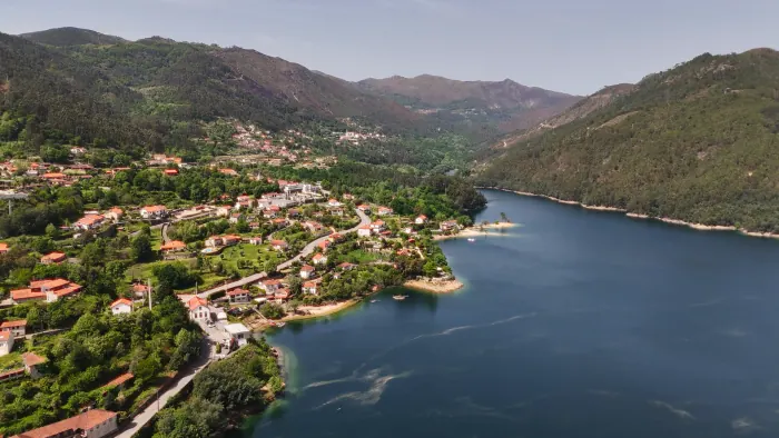Uma aldeia sobre o rio entre as serras do Gerês