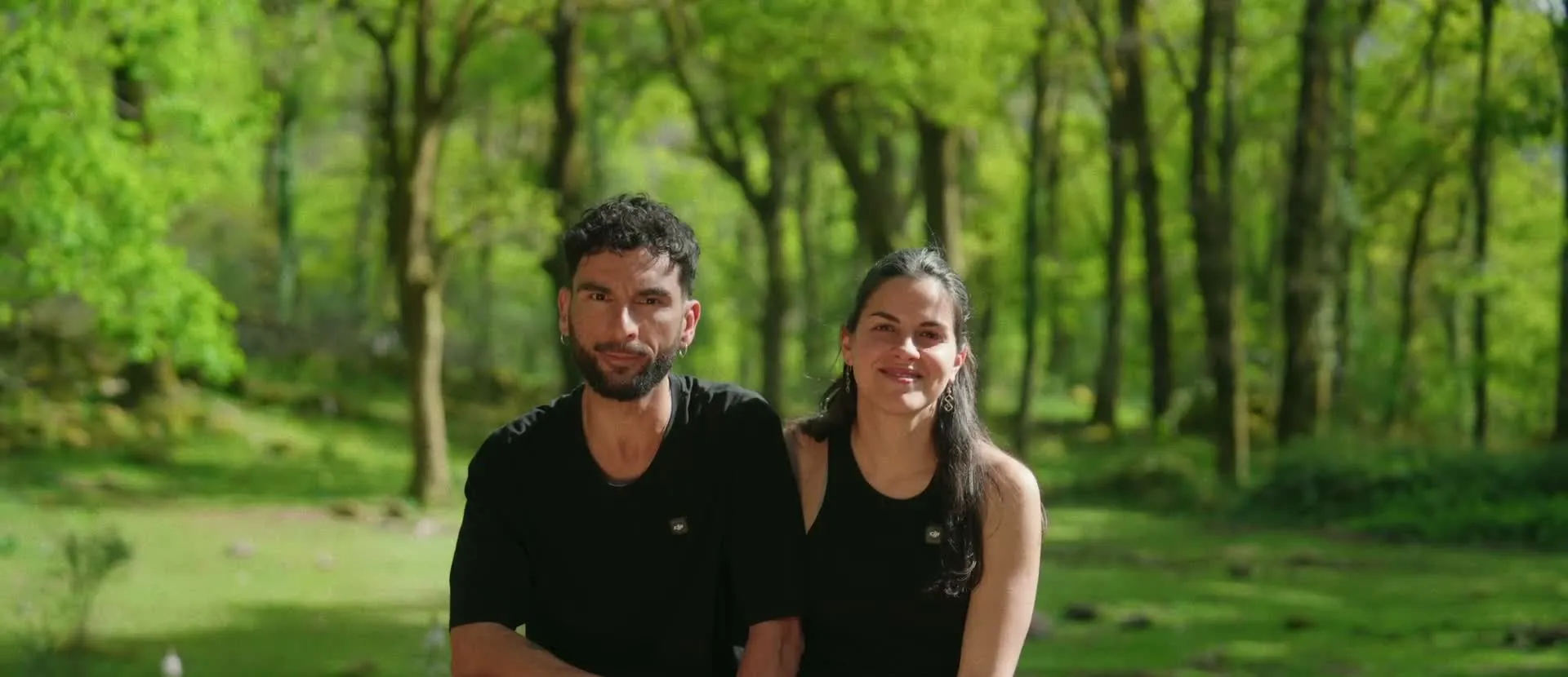 Dois dos anfitriões da Nortada Travels sentados num carvalhal do Norte de Portugal